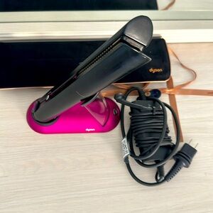 This is a barely used Dyson flat iron original price $499 in excellent condition
